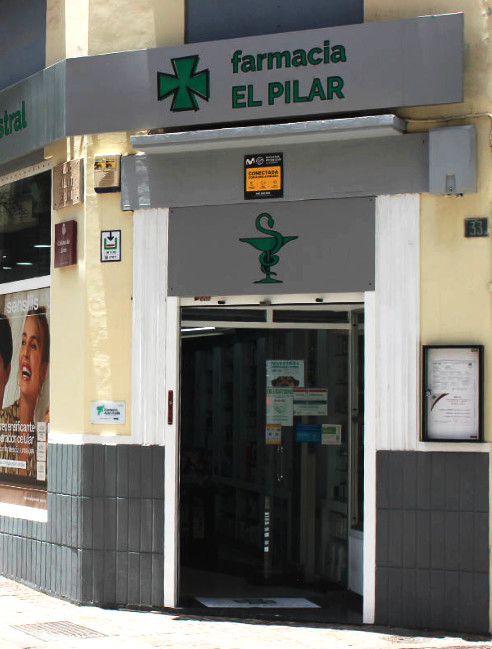 Exterior y fachada de la farmacia El Pilar